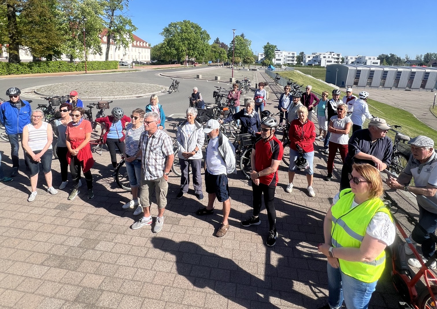 Teilnehmer der Radtour am 1. Mai erfahren Interessantes oberhalb des Hafens in Großräschen.